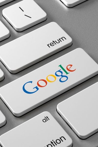 Google en la tecla enter de un ordenador de escritorio