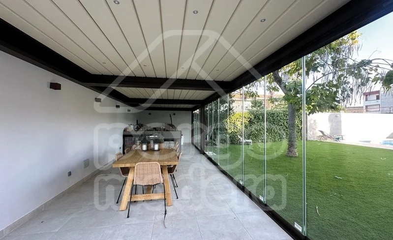Pérgola bioclimática instalada por Pergomadera